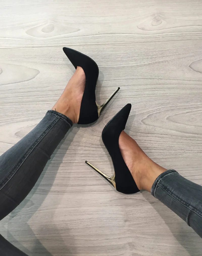 Escarpins noirs effet suédine à bout pointu et talon noir & doré