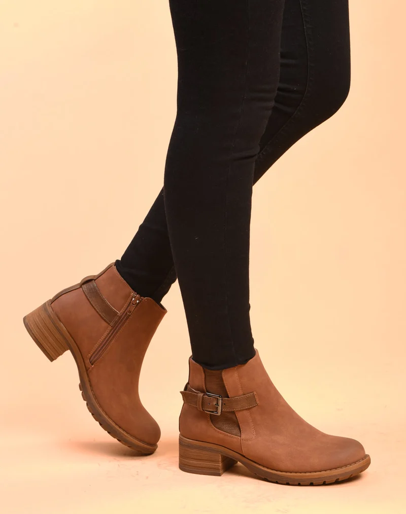 Bottines camelles avec lanière à boucle et motifs