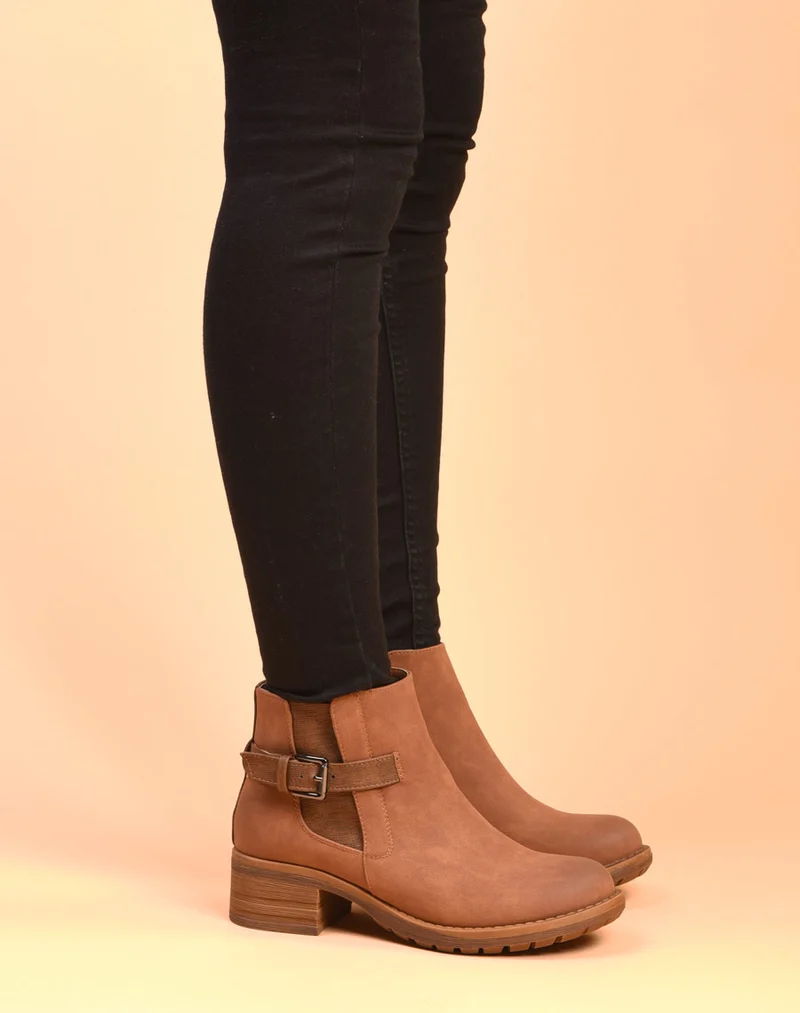Bottines camelles avec lanière à boucle et motifs