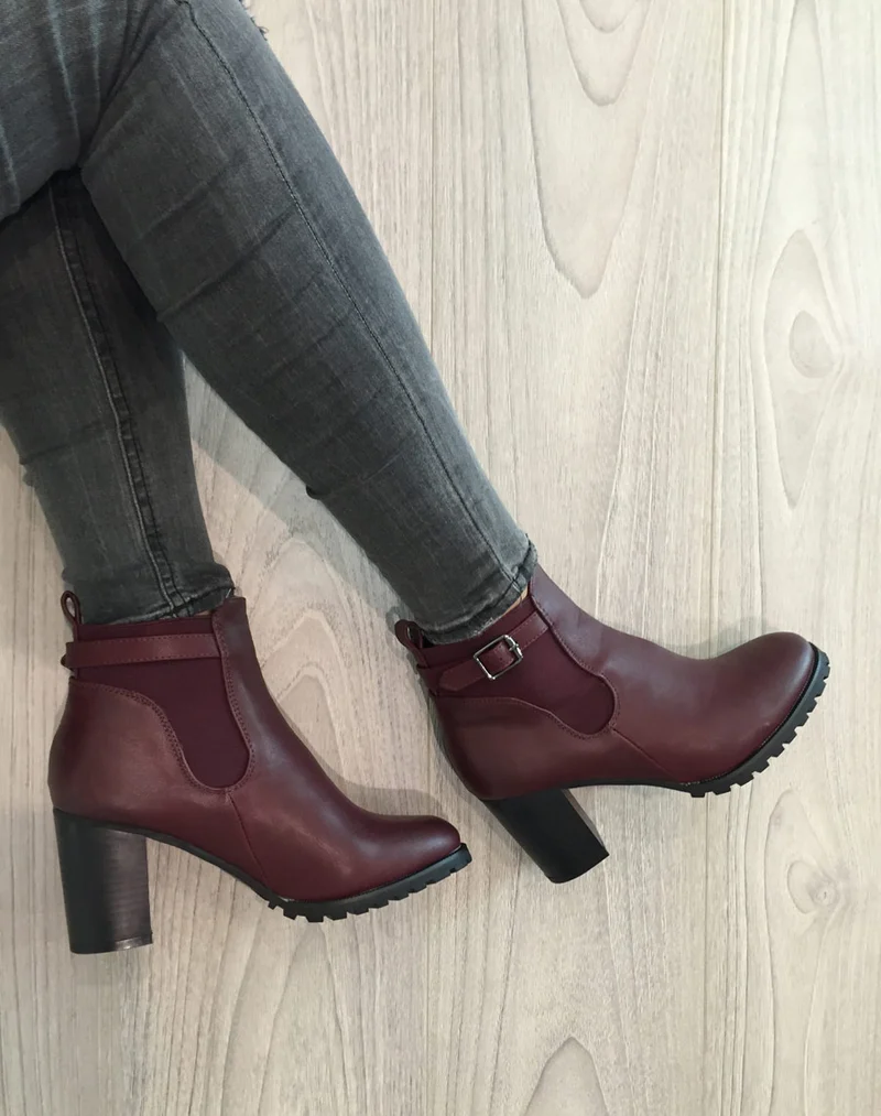 Bottines bordeaux à talons avec élastique et fine lanière