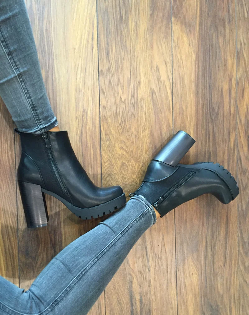 Bottines noires à talons et semelle épaisse