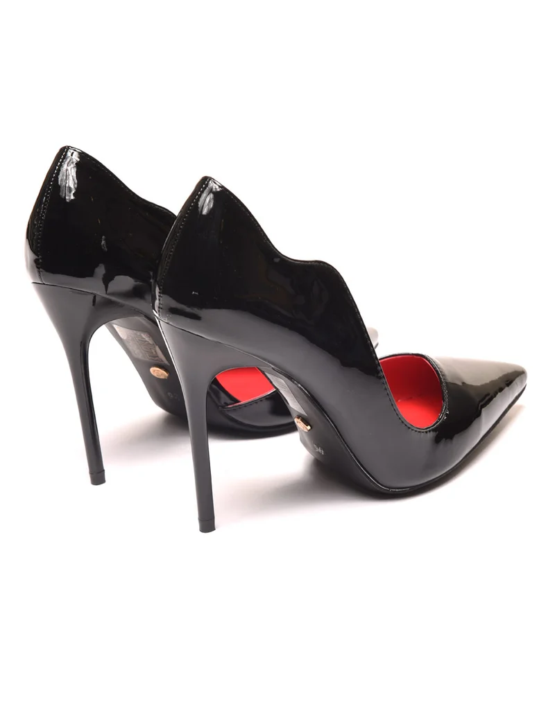 Escarpins vernis noirs asymétriques à bout pointu