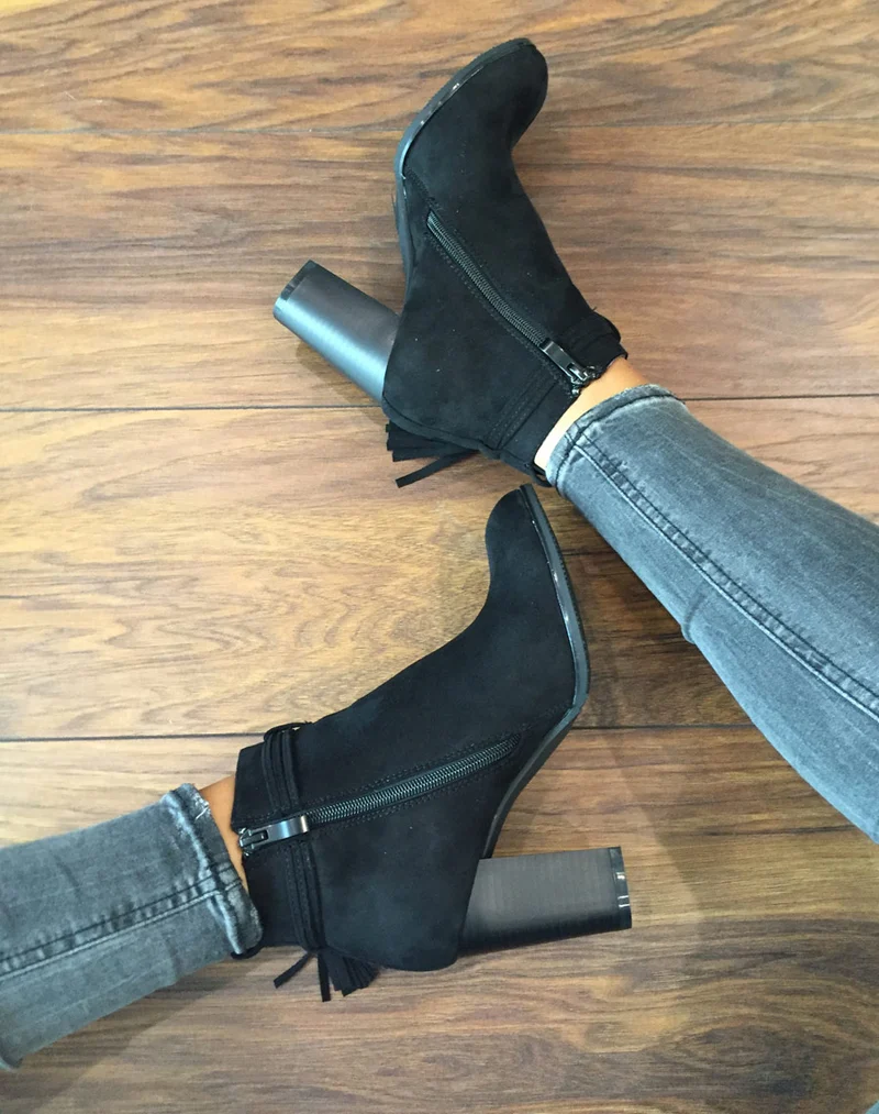 Bottines noires à talons & fines lanières
