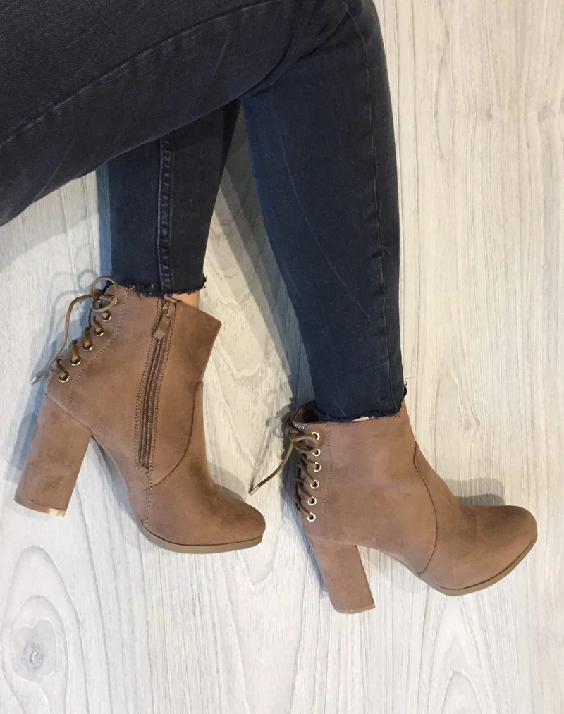 Bottines taupes en suédine à lacets façon corset