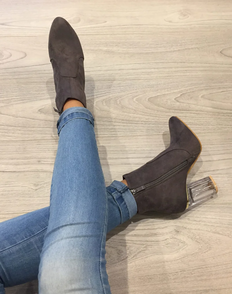 Bottines grises en suédine à talon transparent