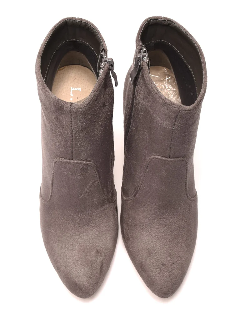Bottines grises en suédine à talon transparent
