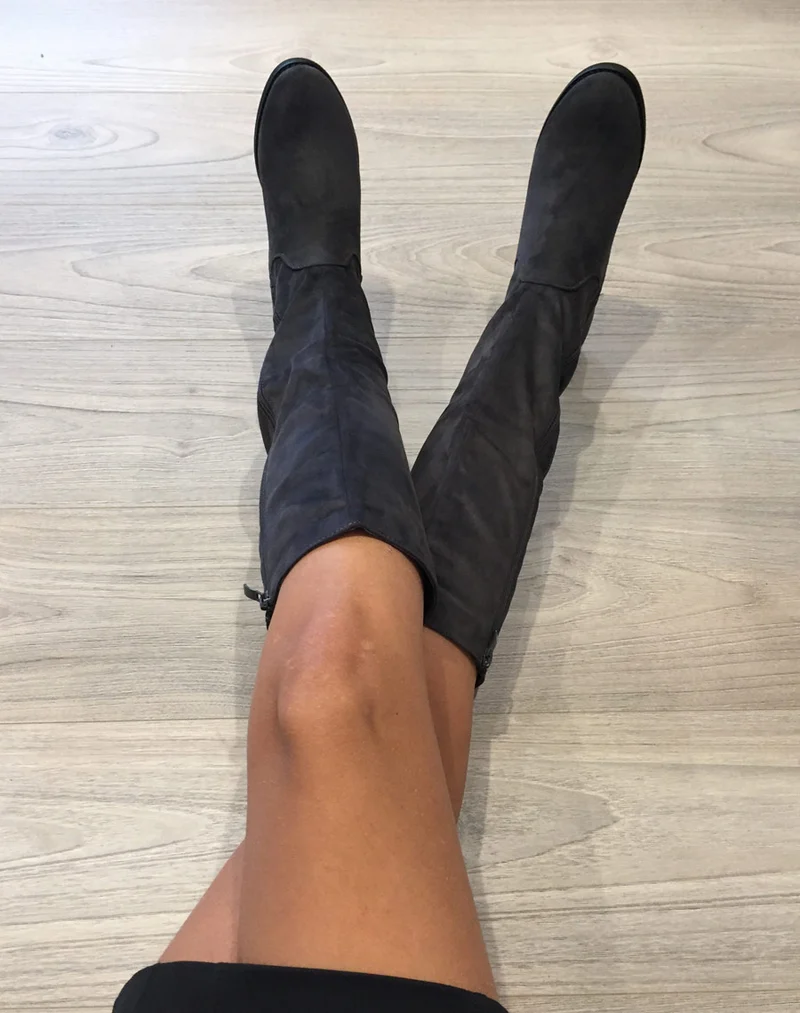 Bottes plates grises en suédine