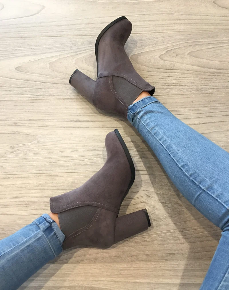 Bottines grises Chelsea en suédine à talon