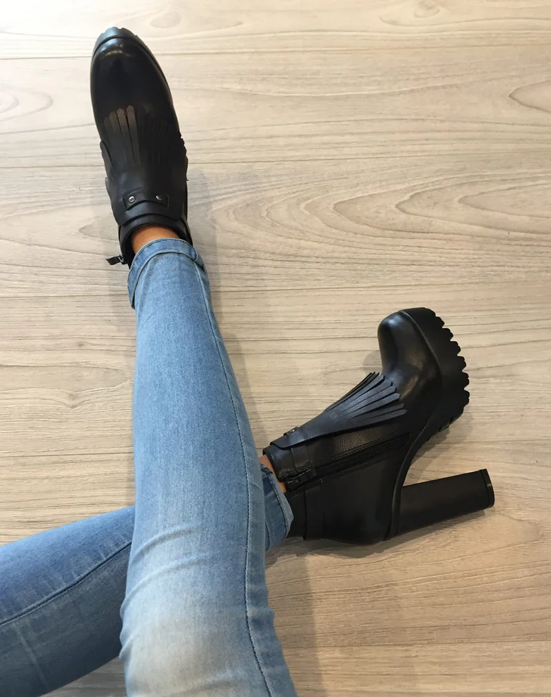 Bottines noires à franges et plateforme