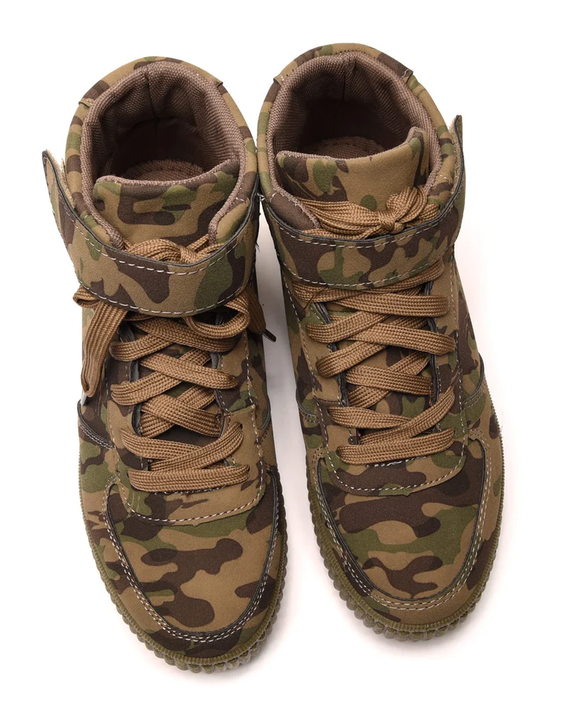 Baskets montantes à lacets en suédine camouflage