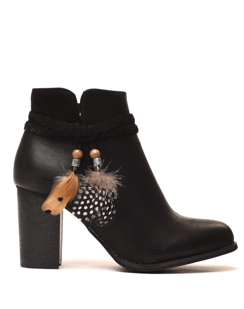 Bottines à talons noires avec plumes