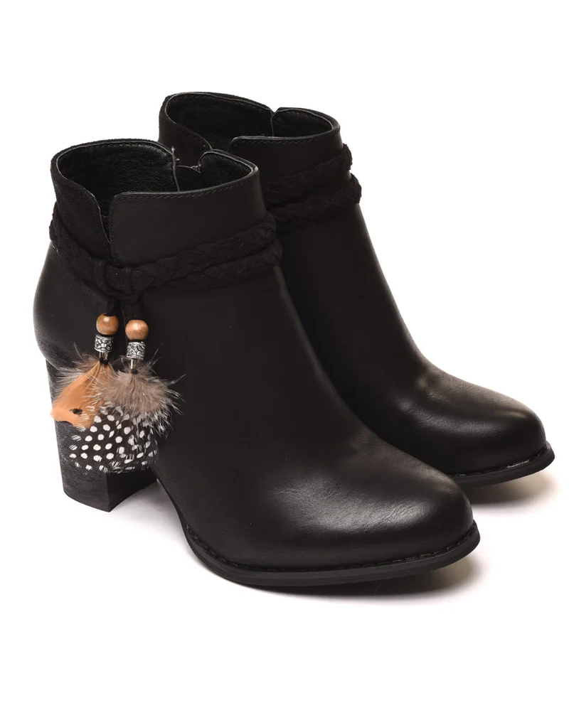 Bottines à talons noires avec plumes