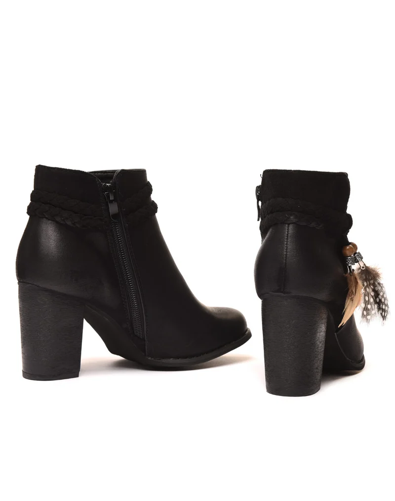 Bottines à talons noires avec plumes