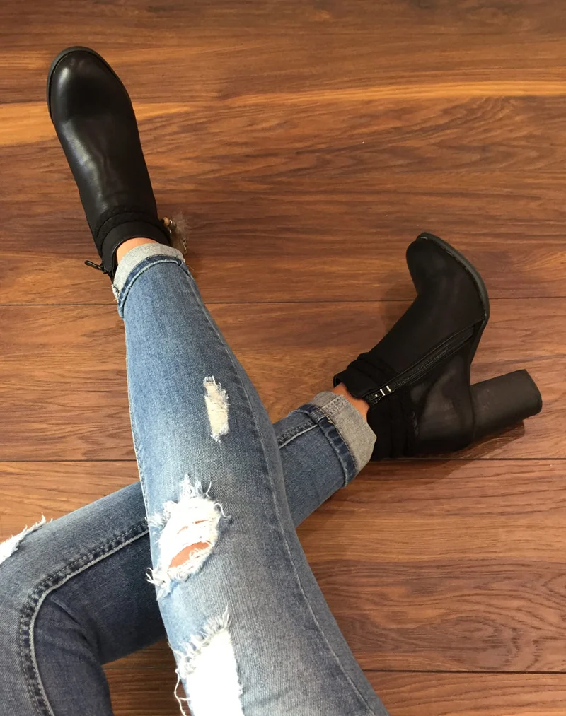 Bottines à talons noires avec plumes