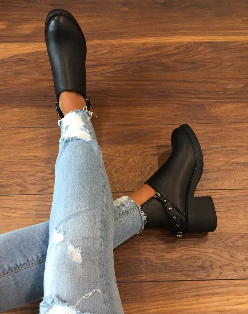 Bottines noires basses ajourées par fermetures éclairs