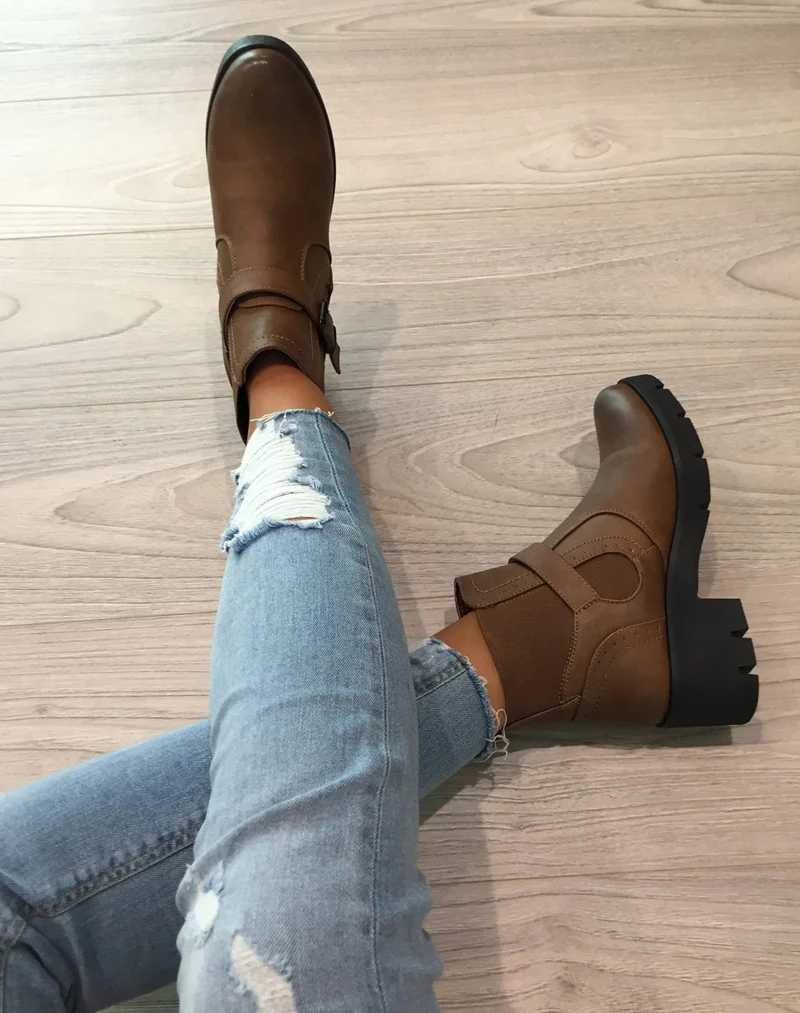 Bottines camel à détails décoratifs