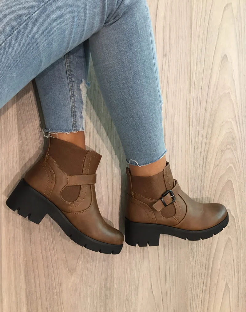 Bottines camel à détails décoratifs