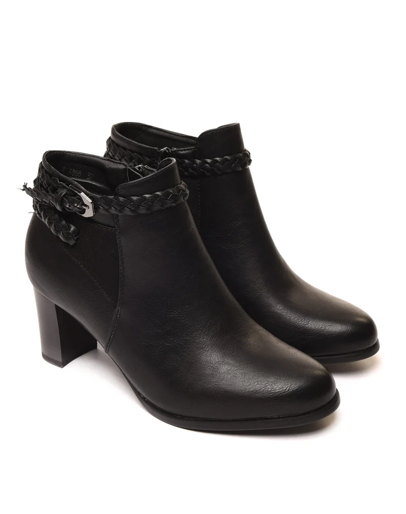 Bottines à talons noires avec lanières tressées