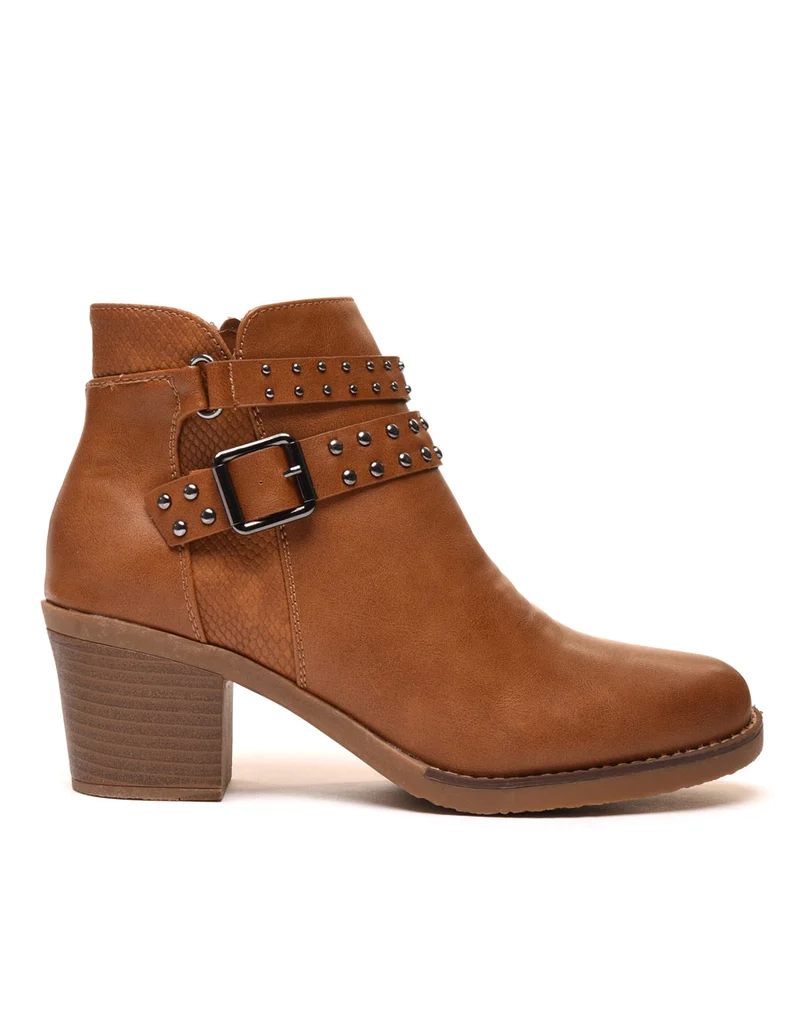 Bottines camelles avec sangles cloutées