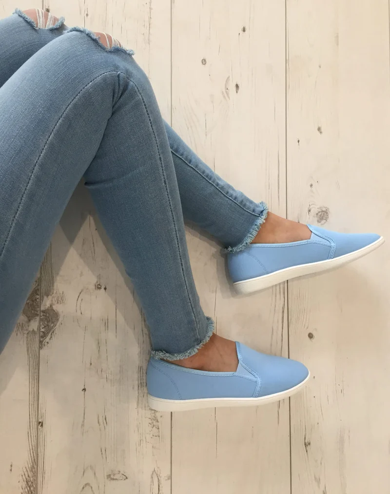 Slippers bleues légères et confortables