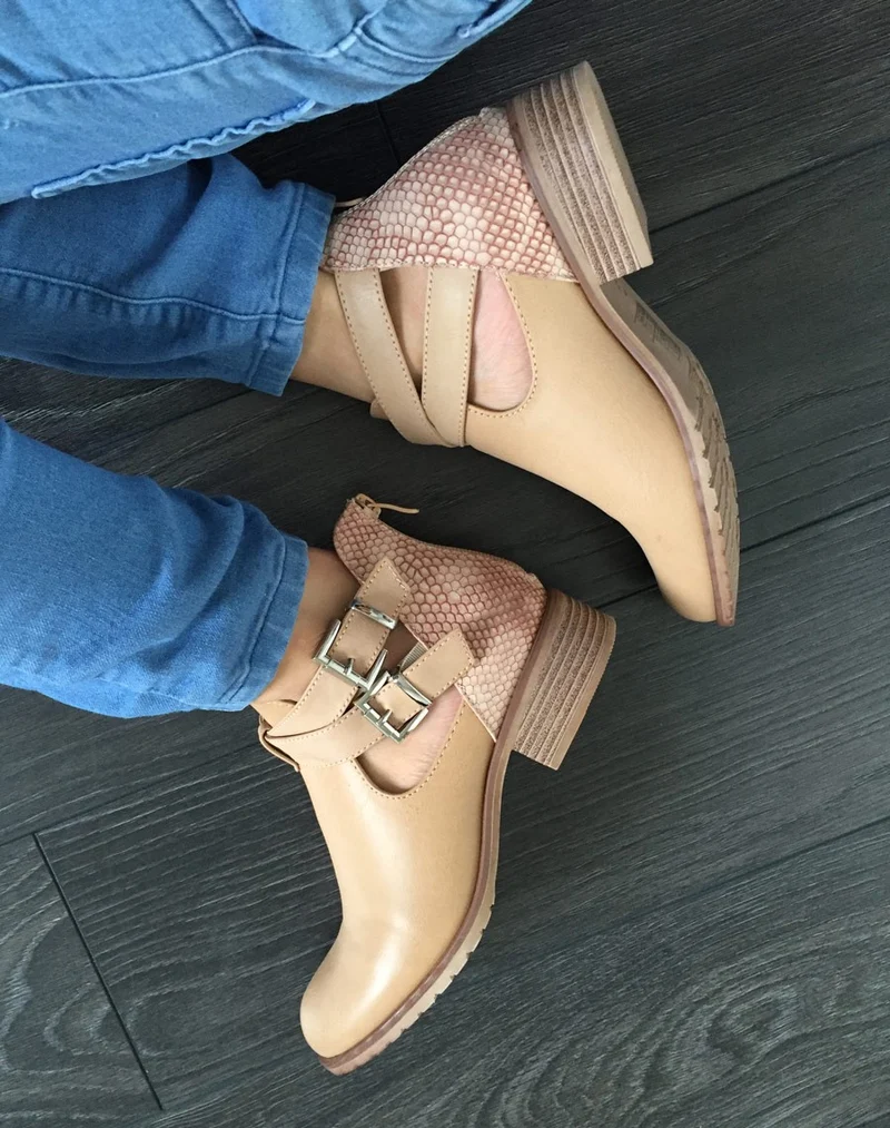 Bottines camel ajourées avec lanières