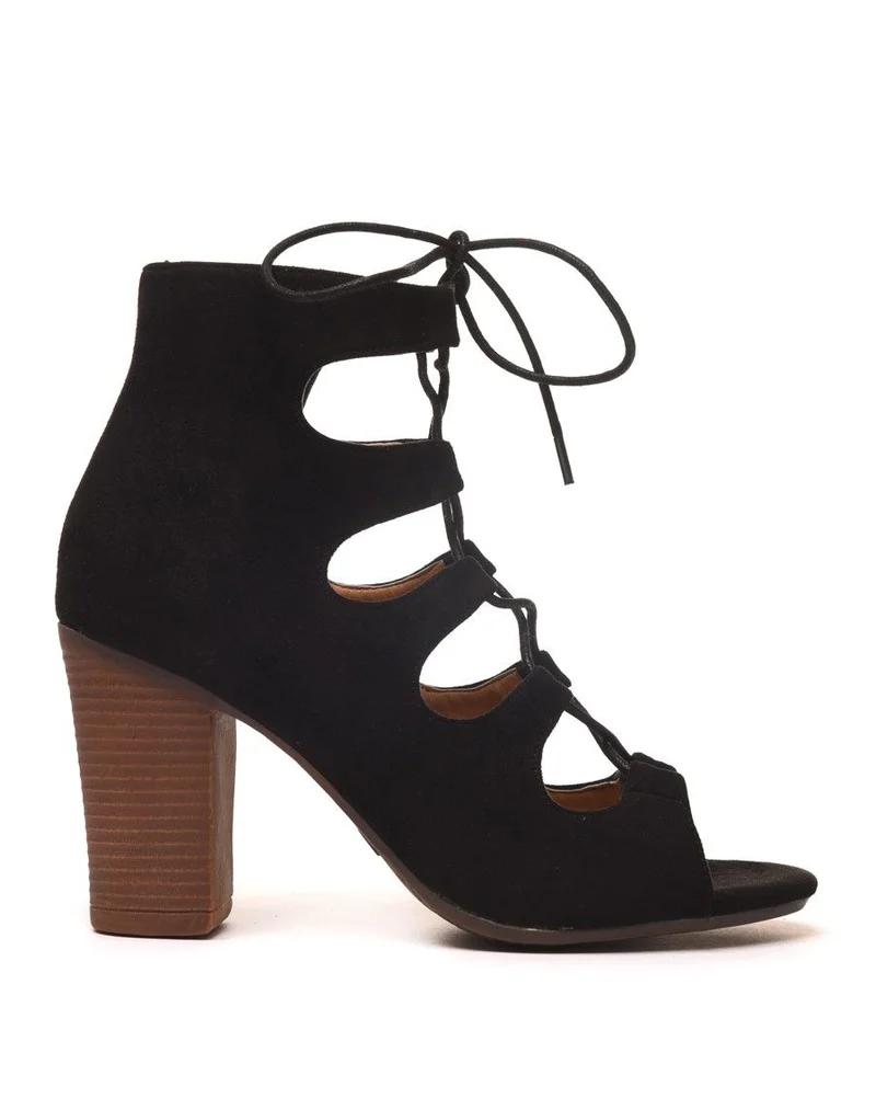Low boots à talons noires effet suédine ouvertes et lacées