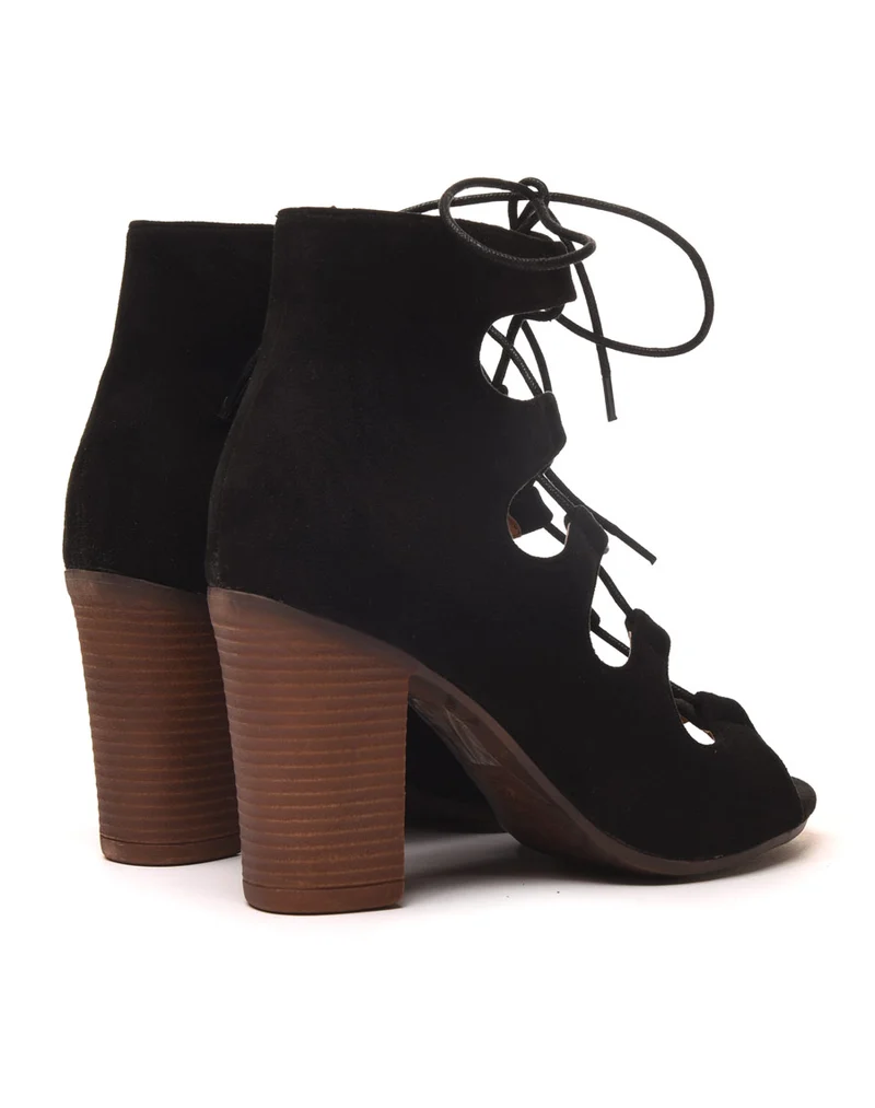 Low boots à talons noires effet suédine ouvertes et lacées