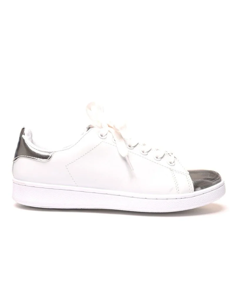 Baskets basses blanches languette et bout argent