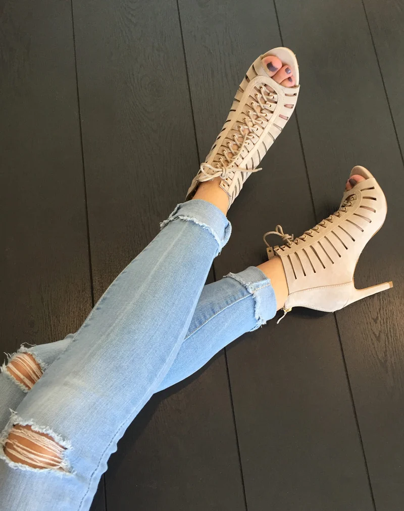 Sandale à talon beige perforé avec lacet