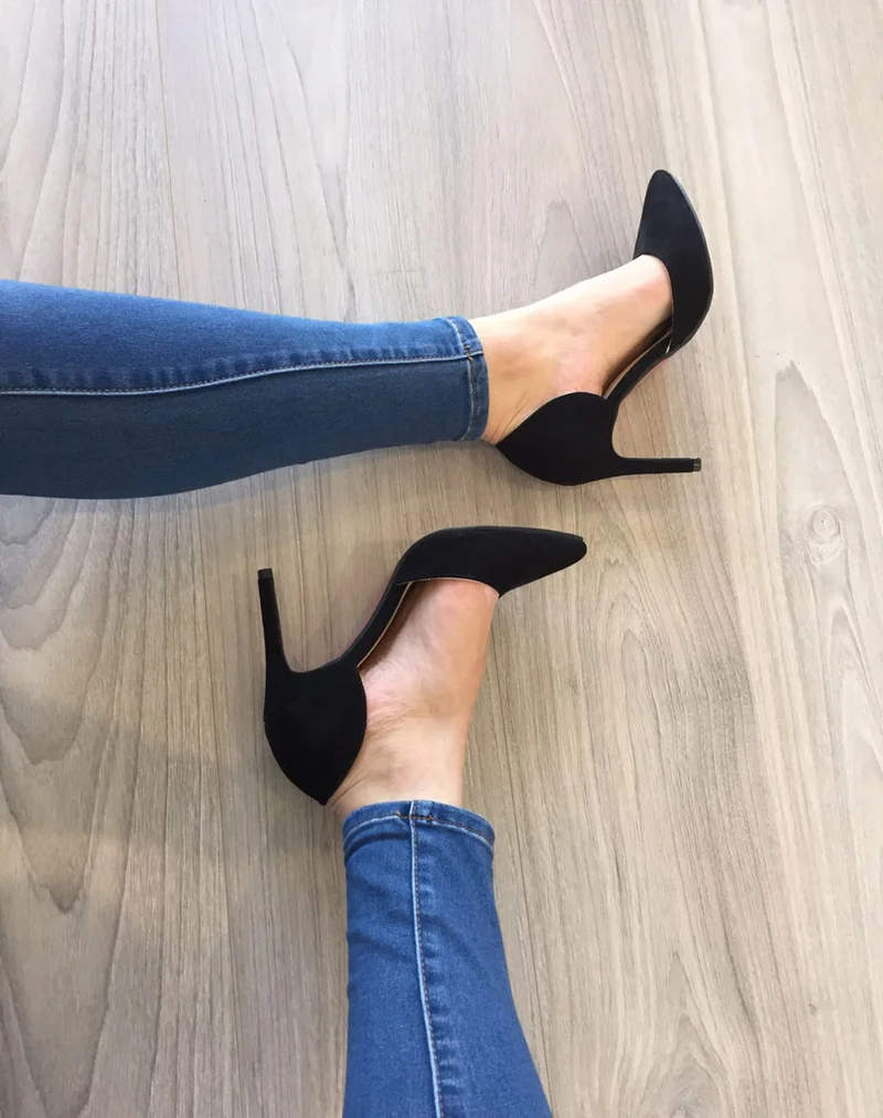 Escarpin noir asymétrique avec semelle rose
