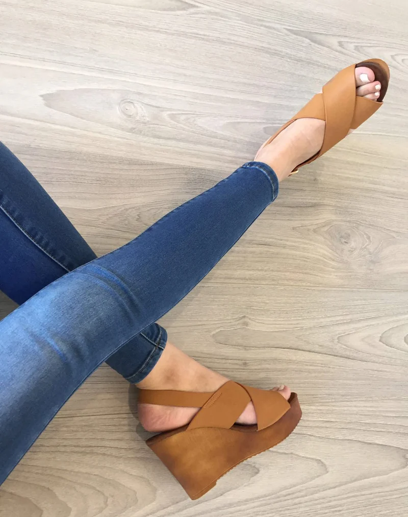 Sandale compensée camel à lanière