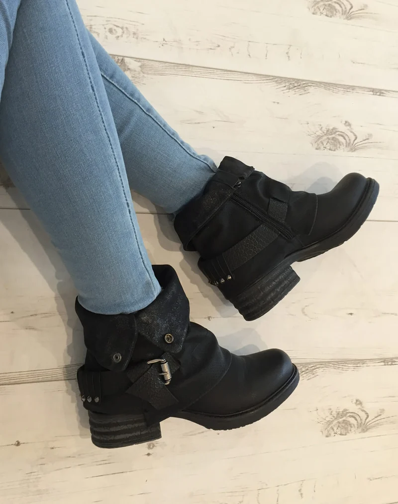 Bottine noire avec doublure perforé