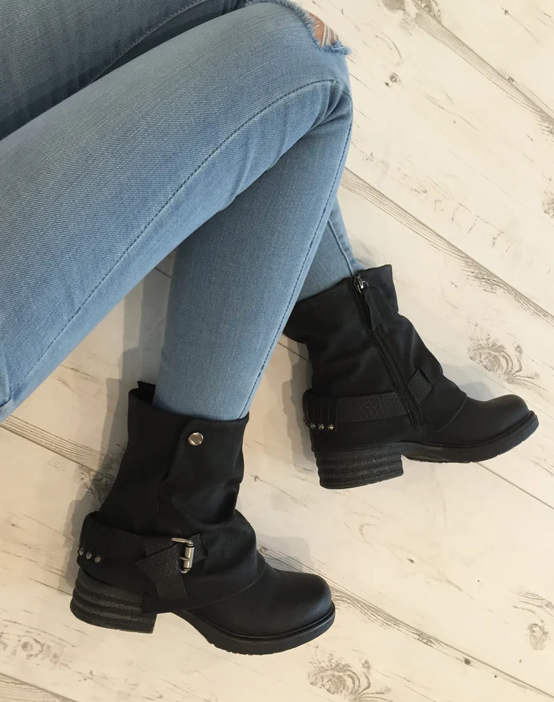 Bottine noire avec doublure perforé