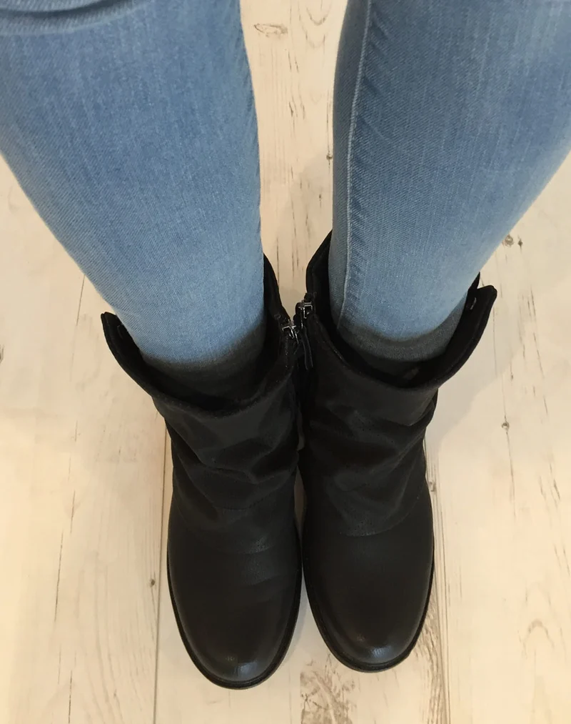 Bottine noire avec doublure perforé