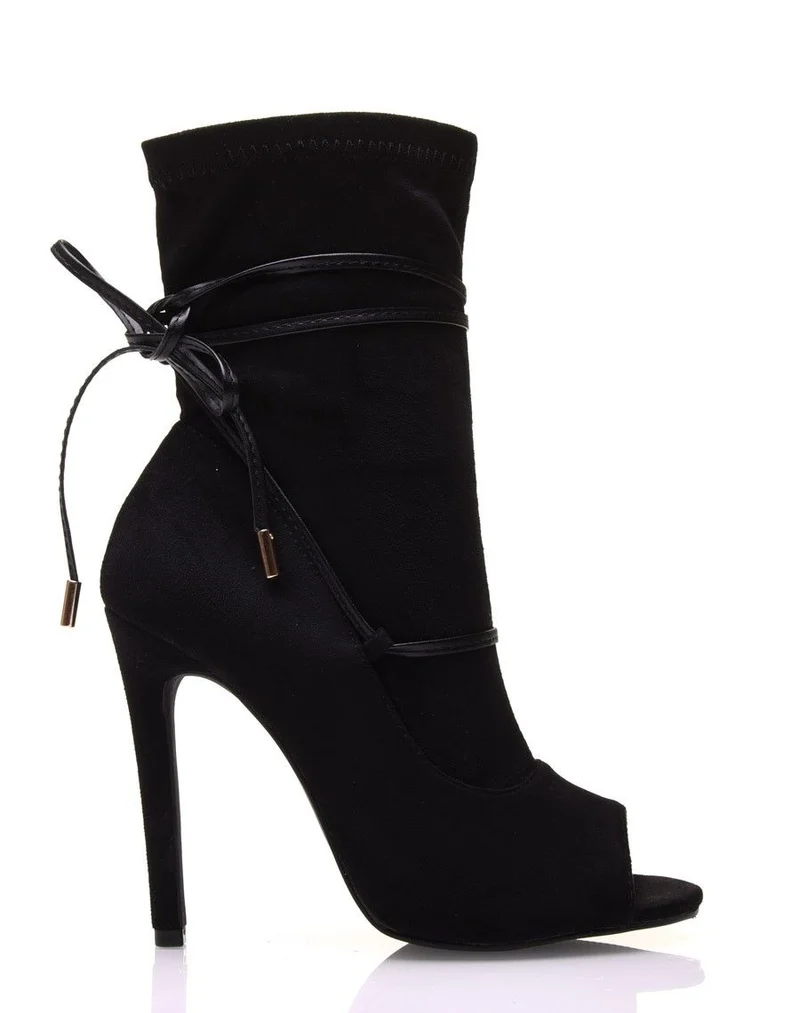 Bottines noires à talons aiguilles