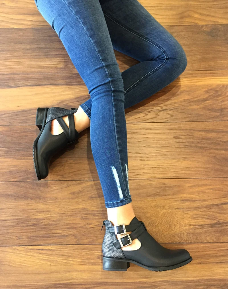 Bottines basses noires ajourées avec lanières
