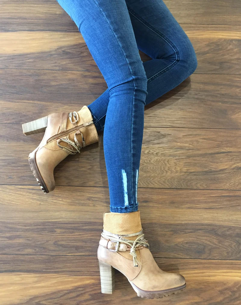 Bottines beiges bi matières à talons et lanières multiples