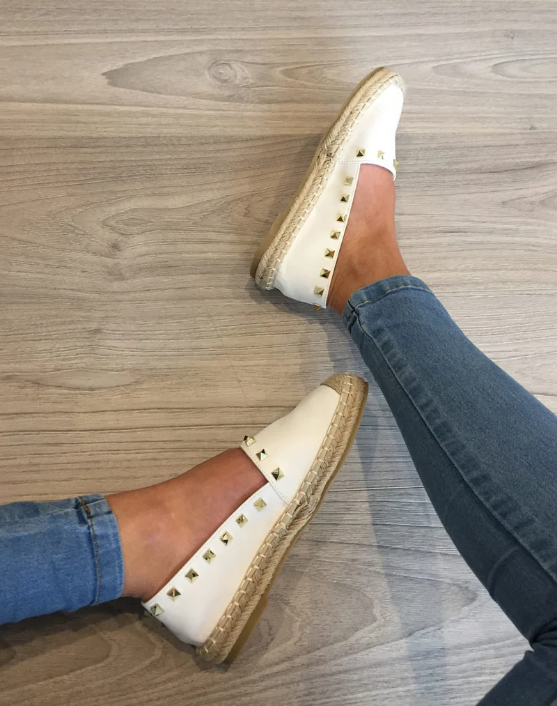 Espadrilles blanches à bout et semelle tressés