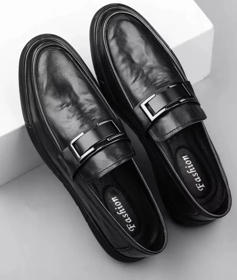 Mocassins En Cuir Noir À Semelle Épaisse Et Fermoir