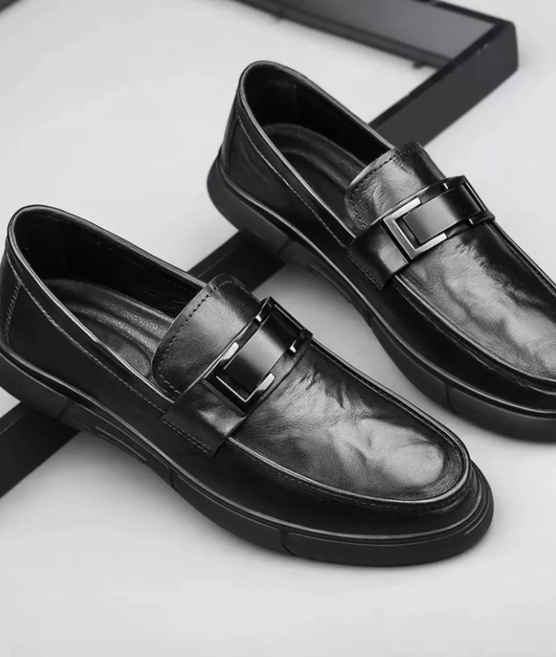 Mocassins En Cuir Noir À Semelle Épaisse Et Fermoir