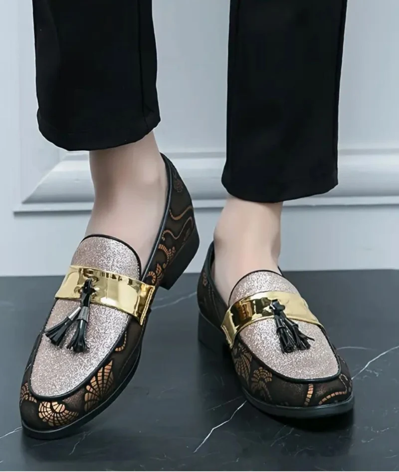 Mocassins Vernis À Glands Et Sequins
