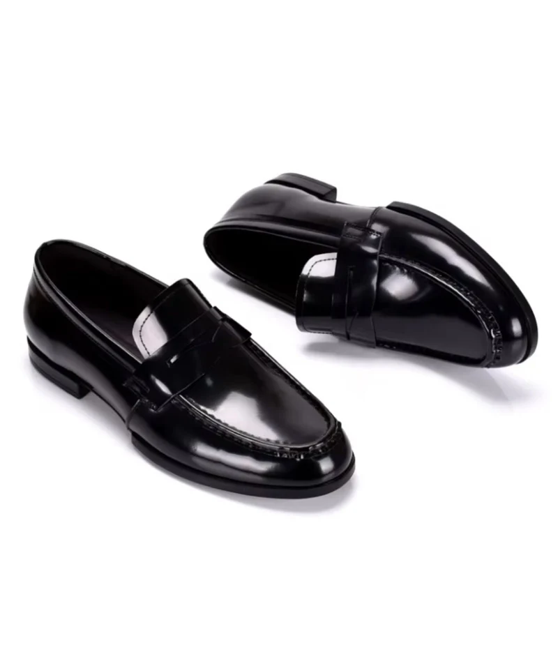 Mocassins Noirs Vernis En Cuir Avec Un Talon Carré