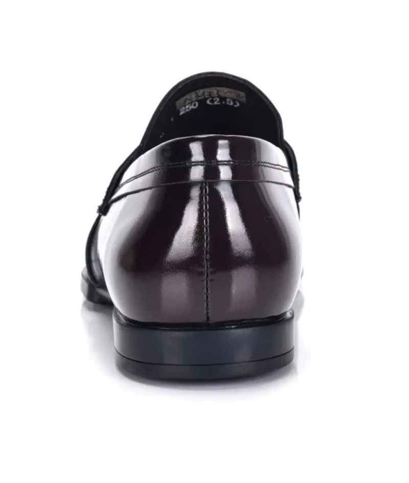 Mocassins Noirs Vernis En Cuir Avec Un Talon Carré