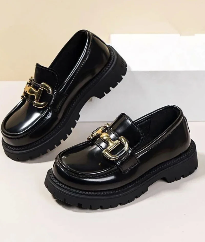 Mocassins Vernis Avec Une Chaîne Brillante Pour Fille